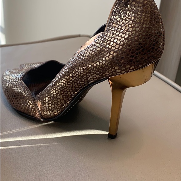 BCBG snakeskin print gold and brown heels 4” - Picture 4 of 8